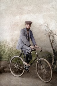 Fernand Ochse na kole, Francie, asi 1920 (foto) od Unknown photographer