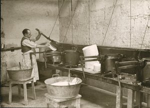 Francie, Centre, Indre-et-Loire (37), Tours: Laboratoire Metadier: muž připravuje formy na výrobu Kalminových tabulek od Unknown photographer