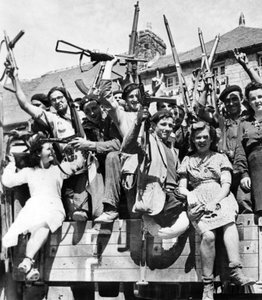 Francouzští partyzánští odstřelovači osvobozují vesnici v Normandii, červen-červenec 1944 (čb foto) od Unknown photographer