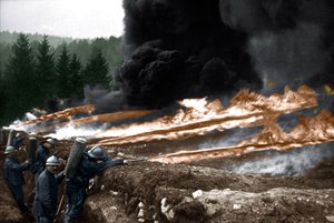 Francouzští vojáci používající plamenomety ze zákopů, Chemin des Dames od Unknown photographer