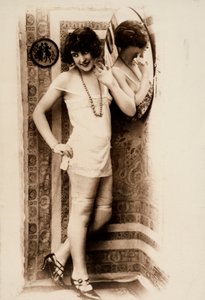 Portrét ženy v intimním oděvu v celé délce. od Unknown photographer
