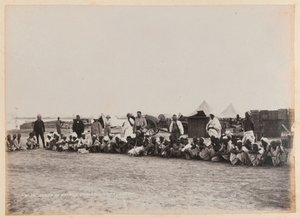 Skupina domorodců, Ordnance Store, Suakin, circa 1884 od Unknown