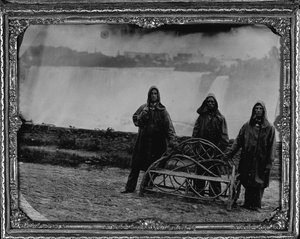 Skupinový portrét u Niagarských vodopádů, kolem roku 1855 (celoplošný ambrotye) od Unknown photographer