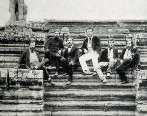 Skupinový portrét členů expedice za průzkumem Mekongu 1866-1868 (Garnier, Doudart de Lagrée) na schodech Angkor Vat. od Unknown photographer