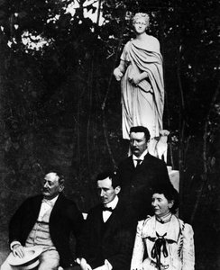 Guglielmo Marconi (1874-1937), italský fyzik a vynálezce se svými rodiči a bratrem Alfonsem v Pontecchiu v roce 1897. od Unknown photographer
