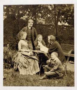 Gustave Eiffel s rodinou. Fotografie 1882 od Unknown photographer