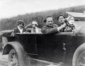 Helene Berg, Alma Mahler, Franz Werfel a Alban Berg fotografováni v autě od Unknown photographer