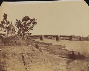 Železný most s kamennými moly, s civilisty v popředí, řeka Gumti, Lucknow od Unknown photographer
