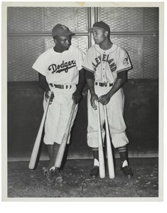 Jackie Robinson a Larry Doby, cca 1947 (fotografie (č/b) od Unknown photographer