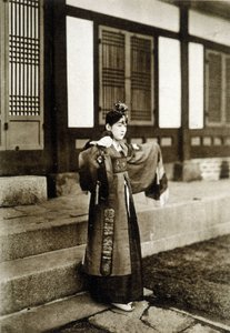 Tanečnice Kusang Coreenne (konec 19. století). od Unknown photographer
