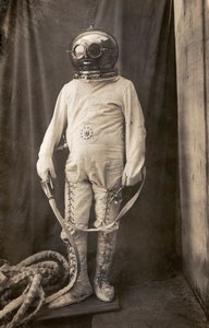 Muž s potápěčským oblekem, který ho chrání před ohněm od Unknown photographer