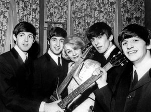 Marlene Dietrichová se skupinou Beatles Paul McCartney John Lennon George Harrison a Ringo Starr listopad 1963 od Unknown photographer