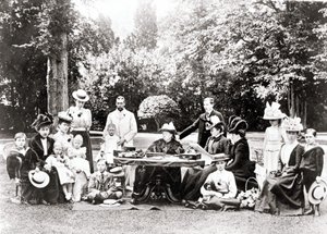 Členové britské královské rodiny včetně krále Jiřího V., krále Edwarda VIII. kolem královny Viktorie na zahradní slavnosti. Fotografie mezi lety 1895 a 1901. od Unknown photographer