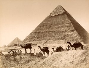Muži a velbloudi před pyramidou v Chefrenu od Unknown photographer