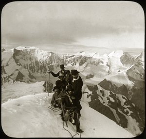 Horolezectví na konci 19. nebo na začátku 20. století: skupina horolezců na vrcholu Wetterhorn (doslova „Horn of Time“, 3 692 m), vrchol masivu Wetterhorner, Bernské Alpy, kanton Bern, Švýcarsko – horolezectví, cordee - fotog od Unknown photographer