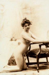 Akt mladé ženy klečící před malým křeslem. od Unknown photographer