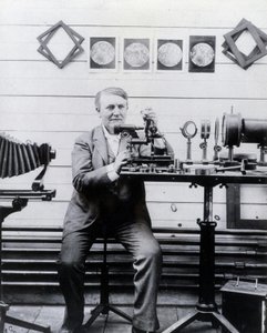 Fotografie Thomase-Alvy Edisona před jeho gramofonem. od Unknown photographer