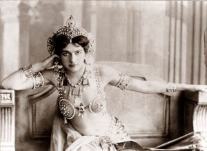Portrét Margarethy Geertruidy Zelle, známé jako Mata Hari, nizozemské tanečnice a špionky, 20. století (foto) od Unknown photographer