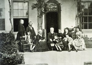 Portrét Victora Huga v exilu na Guernsey v roce 1866 s Juliette Drouetovou po jeho pravici. od Unknown photographer