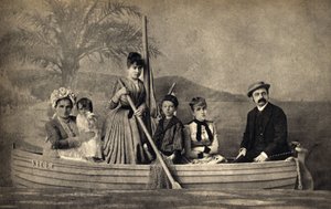 Portrét rodiny s fotografem, inscenovaný v lodi. Fotografie, konec 19. století, Paříž. Coll. Selva. od Unknown photographer