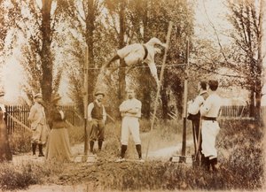 Portrét muže, který trénuje skok o tyči před několika diváky od Unknown photographer