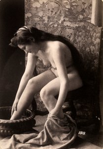 Portrét nahé ženy, která si myje nohy od Unknown photographer