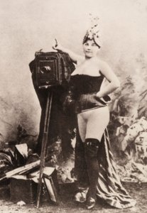 Portrét částečně nahé ženy opřené o starožitný fotoaparát. od Unknown photographer