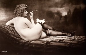 Portrét mladé ženy, která pózuje nahá, otočená zády a kouří cigaretu. od Unknown photographer