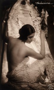 Portrét mladé ženy zahalené do bílé krajkové látky od Unknown photographer