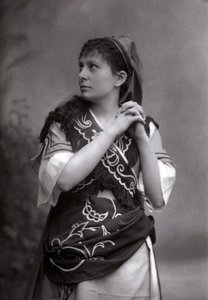 Portrét sopranistky Elisabeth Janvier v „Le Tribut de Zamora““ od Charlese Gounoda v roce 1881. od Unknown photographer