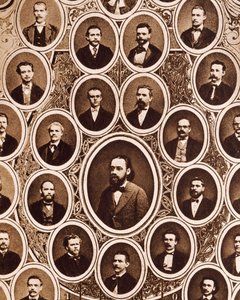 Portréty členů orchestru pražského Prozatímního divadla s Antonínem Dvořákem a Bedřichem Smetanou od Unknown photographer