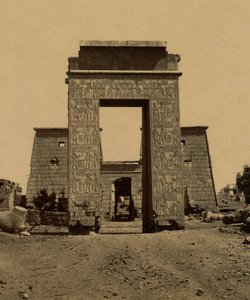 Propylon (triumfální oblouk) a pylon v Údolí beranů, součást chrámu Ramsese IV. v Thébách. 1880 (foto) od Unknown photographer