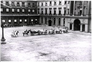 Královna Viktorie opouští Buckinghamský palác, Diamond Jubilee, 22. června 1897 (černobílá fotografie) od Unknown photographer
