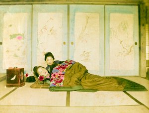 Leží na futonu. Dvě japonské ženy leží na tradičním futonu položeném na podlaze. Japonsko, kolem roku 1910. Japonsko, východní Asie, Asie. ©Cultural Heritage Images/UIG/Leemage od Unknown photographer