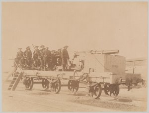 Námořníci z HMS ‚Hecla‘ obsluhující námořní dělo namontované na železničním plochém vagónu, Egypt od Unknown photographer