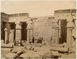 Druhé nádvoří zádušního chrámu Ramesse III., severní strana, Medinet Habu, Egypt, cca 1890 od Unknown photographer