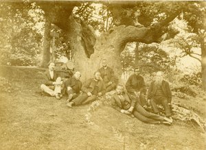 Sedm vedoucích členů Církevní misijní společnosti v Sierra Leone a Nigérii sedí pod Wilberforcovým dubem v Kestonu, Kent, Spojené království. od Unknown photographer