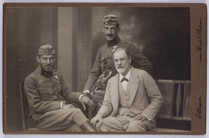 Sigmund Freud se svými syny Ernstem a Martinem ve vojenských uniformách, asi 1916 (čb fotografie) od Unknown photographer