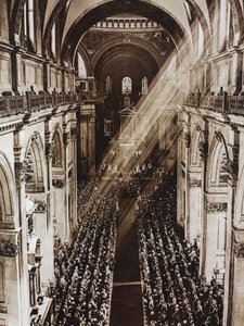 Sluneční paprsky v katedrále svatého Pavla během bohoslužby u příležitosti stříbrného jubilea krále Jiřího V., Londýn, Spojené království, fotografie z Illustrated London News, 11. května. od Unknown photographer