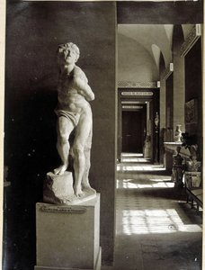 Louvre a „Vězeň“ od Michelangela Buonarroti dit Michel Ange (Michelangelo nebo Michelangelo
