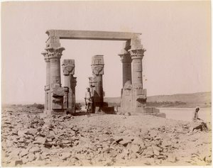 Římský kiosek v Kertassi (dnes v Nové Kalabše), pohled od východu, Egypt, fotografie Edition J P Sebach, cca 1890 od Unknown photographer