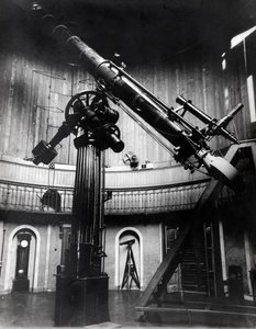 Dalekohled Schmidt od Giovanniho Virginia Schiaparelliho (1835-1910), astrofyzika v Breře (Milán). Pozoroval přímočaré konfigurace na planetě Mars a nazýval je marťanskými kanály (canali). od Unknown photographer