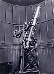 Dalekohled Giovanniho Virginia Schiaparelliho (1835-1910), astrofyzika v Breře (Milán). Pozoroval přímočaré konfigurace na planetě Mars a nazýval je marťanskými kanály (canali). od Unknown photographer