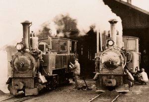 Dvě parní lokomotivy udržované dvěma pracovníky. od Unknown photographer