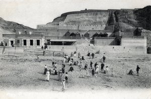 Näkymä Mesnil Valin (Mesnil-Val) rannalle kasinoineen ja terasseineen, Manche Normandy -postikortti 1900-luvun alusta od Unknown photographer
