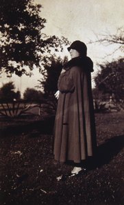 Vintage fotografie Francouzky v klobouku a kabátu, cca 1920 (černobílá fotografie) od Unknown photographer