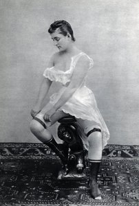 Žena ve spodním prádle (deshaville) kolem roku 1885 Anonymní fotografie (černobílá fotografie) od Unknown photographer