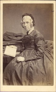 Žena s knihou, asi 1860 (fotografie) od Unknown photographer