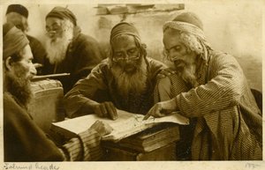 Jemenští židovští muži studují svaté texty, Jeruzalém, asi 1900 (čb fotografie) od Unknown photographer