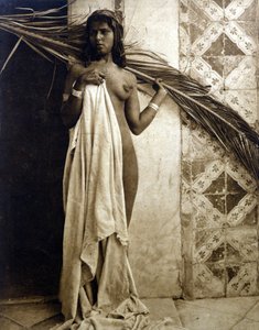 Mladá berberská žena pózuje nahá. Fotografie kolem roku 1890